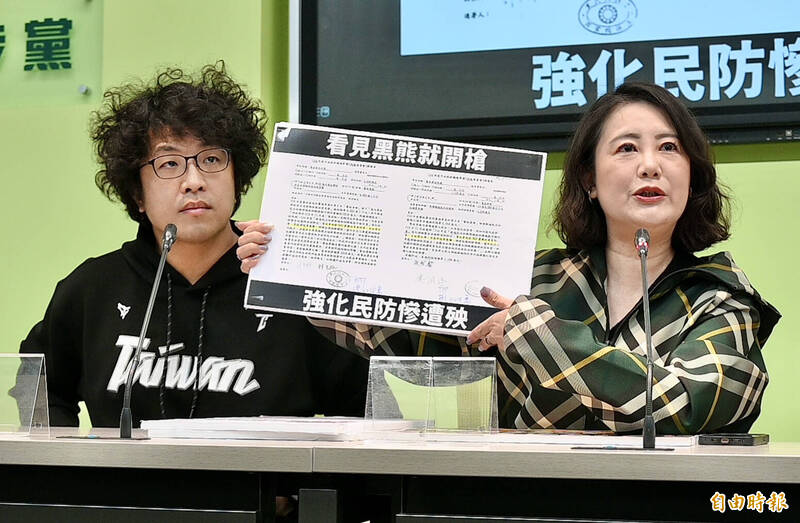 民進黨立院黨團10日召開「飛彈來台不重要?藍白紅聯手轉移焦點,掩蓋中國真正威脅!」記者會,立委沈伯洋(左)、吳思瑤(右)出席發言。(記者塗建榮攝) 民進黨立院黨團10日召開「飛彈來台不重要?藍白紅聯手轉移焦點,掩蓋中國真正威脅!」記者會,立委沈伯洋(左)、吳思瑤(右)出席發言。(記者塗建榮攝)
