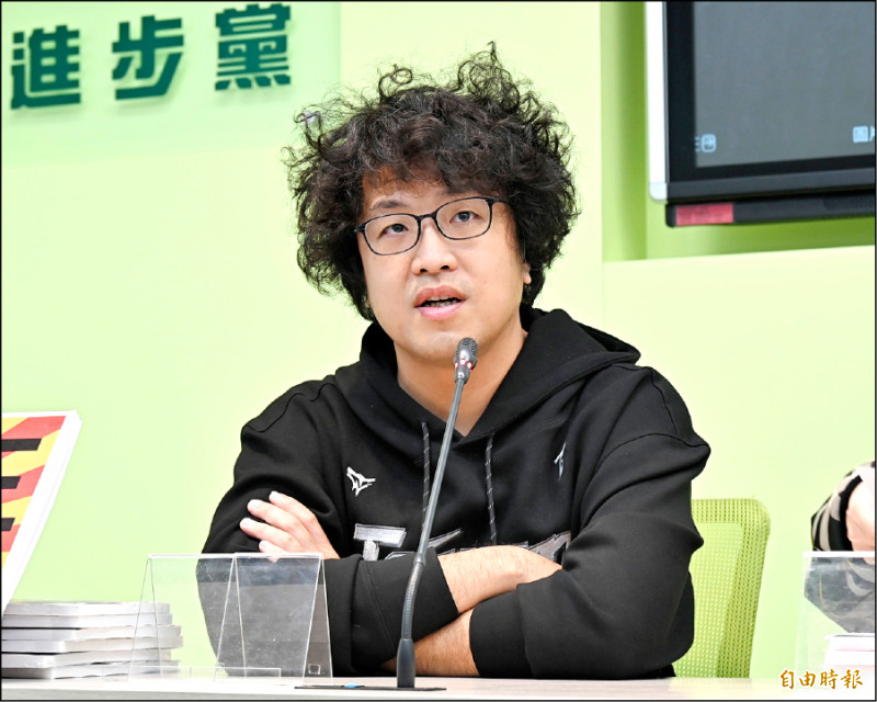 民進黨立委沈伯洋說，現在是台灣的「反送中」時刻；二階段連署已起跑，台灣人的安全，取決於各位的一枝筆和一張連署書。（記者塗建榮攝）