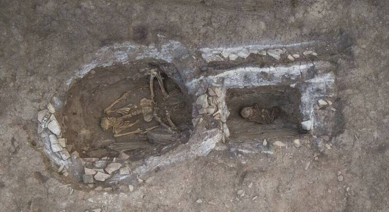 在保加利亞發掘中發現的顏那亞人墓葬。(圖擷取自Nature期刊) 在保加利亞發掘中發現的顏那亞人墓葬。(圖擷取自Nature期刊)