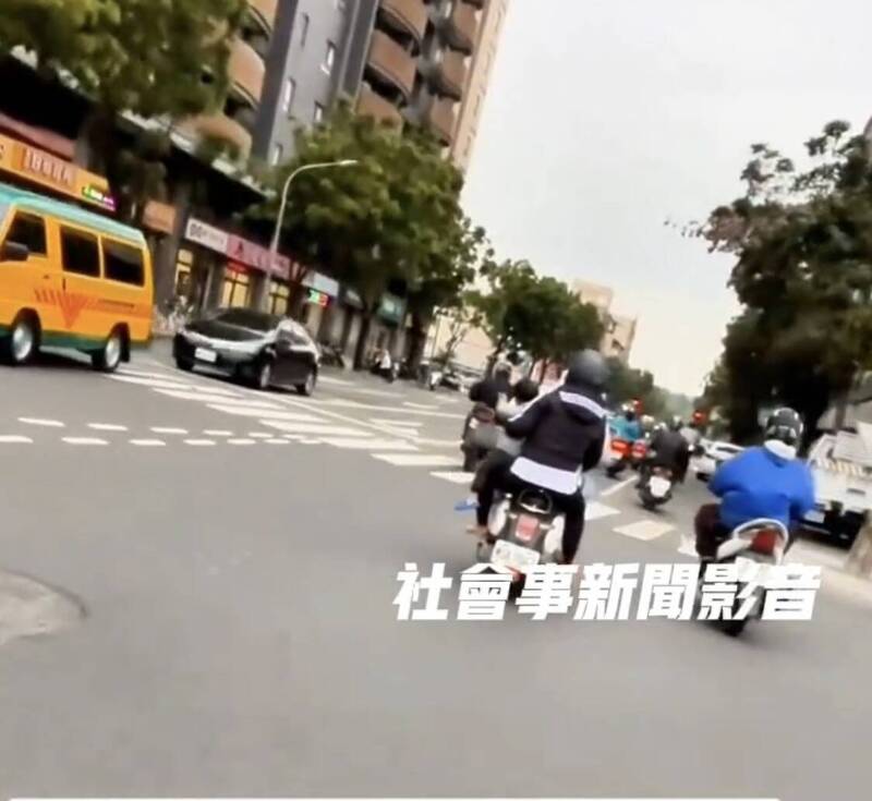 高雄小港街頭離譜畫面！ 機車後座婦人竟將幼兒放在腿上 - 社會 - 自由時報電子報