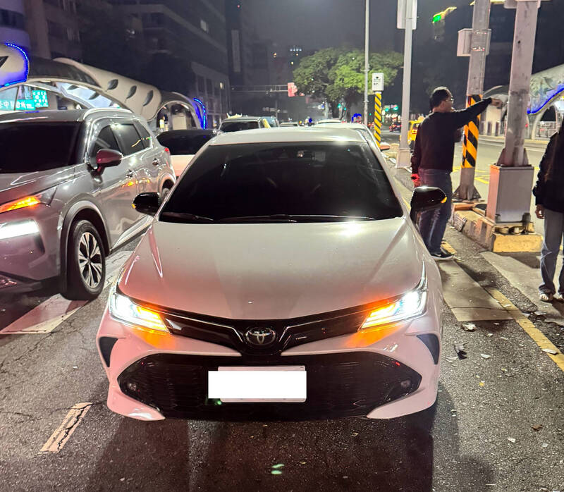 詭！小貨車連撞BMW、計程車 台中司機棄車開溜神隱中 - 社會 - 自由時報電子報