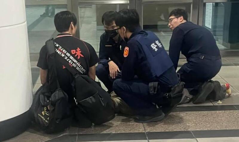自稱情報員、高鐵站舉標語 婦女又情緒激動出現被警強制送醫 - 社會 - 自由時報電子報