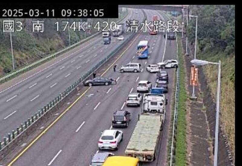 國道南下台中清水路段5車連環撞    造成車流回堵 - 社會 - 自由時報電子報