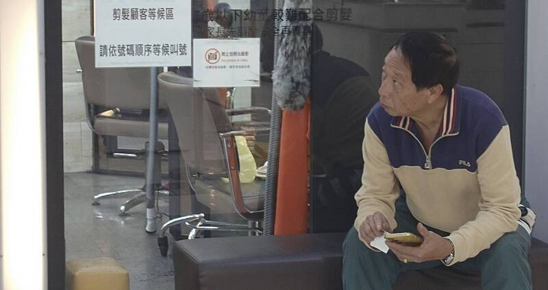 捕獲「野生郭董」現身台南剪頭毛？ 網直呼相似度99％ - 生活 - 自由時報電子報