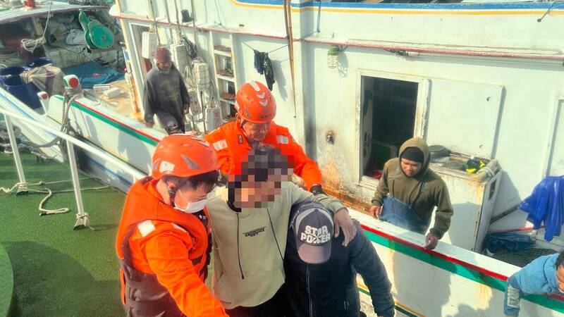 印尼漁工落海嗆水 澎湖海巡隊海上馳援 - 社會 - 自由時報電子報