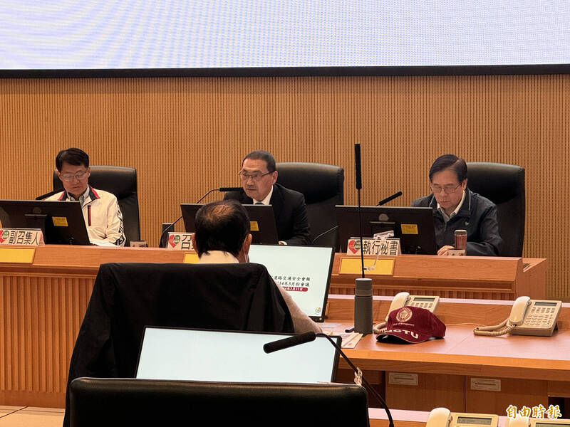 新北市長侯友宜裁示,施工範圍涉及區內主幹道,不免造成交通壅塞,拜託台北市捷運局要更積極檢討施工圍籬退縮方案,盡可能及早釋放道路空間,不一定要等到明年5月。(記者董冠怡攝) 新北市長侯友宜裁示,施工範圍涉及區內主幹道,不免造成交通壅塞,拜託台北市捷運局要更積極檢討施工圍籬退縮方案,盡可能及早釋放道路空間,不一定要等到明年5月。(記者董冠怡攝)