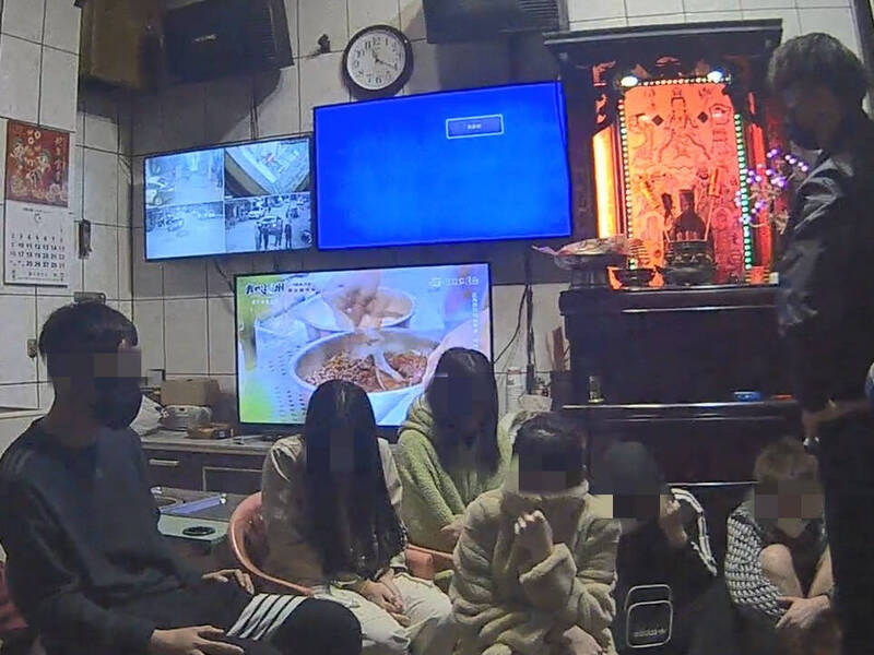 中壢警方執行「靖黃專案」，持搜索票查獲三仙巷，查獲非法應召女子與嫖客多人到案。（記者李容萍翻攝）