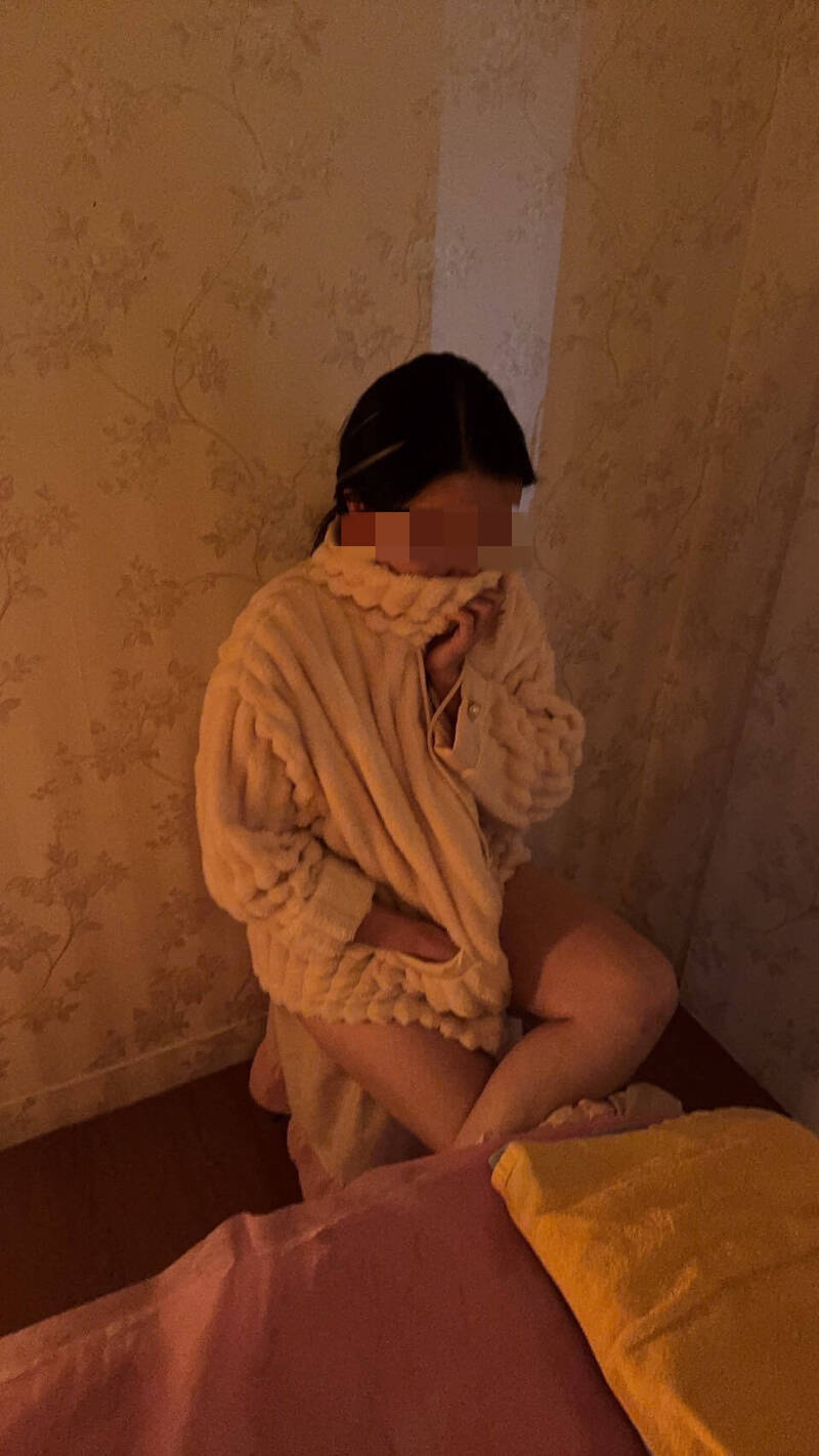 中壢警方針對色情場所持搜索票查緝，查獲穿著清涼的外籍女子。（記者李容萍翻攝）