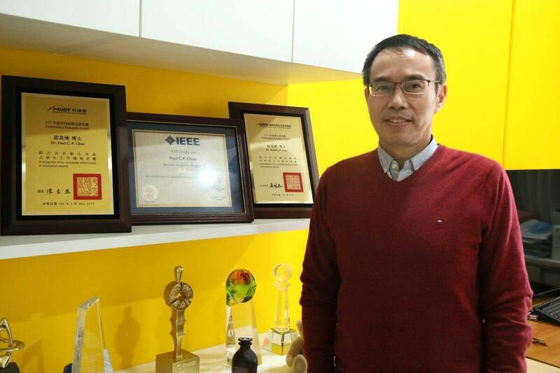 陽明交大電機工程學系教授趙昌博研究團隊,透過嵌入式AI技術,開發出全球首創的AI智能模型,能根據使用者行為與環境溫度,即時補償顯示器的亮度衰退,使螢幕保持最佳狀態。(陽明交大提供) 陽明交大電機工程學系教授趙昌博研究團隊,透過嵌入式AI技術,開發出全球首創的AI智能模型,能根據使用者行為與環境溫度,即時補償顯示器的亮度衰退,使螢幕保持最佳狀態。(陽明交大提供)
