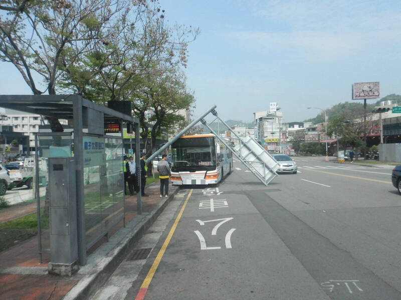 台中公車撞路桿 驚險畫面曝！「45度歪腰」騎士閃避摔車 - 社會 - 自由時報電子報