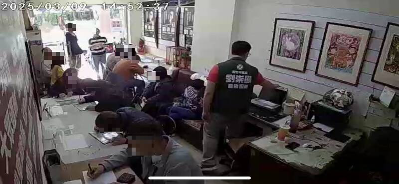 「中國口音」自稱記者闖罷免站拍照 被攔怒喊「請示過中央」 - 政治 - 自由時報電子報