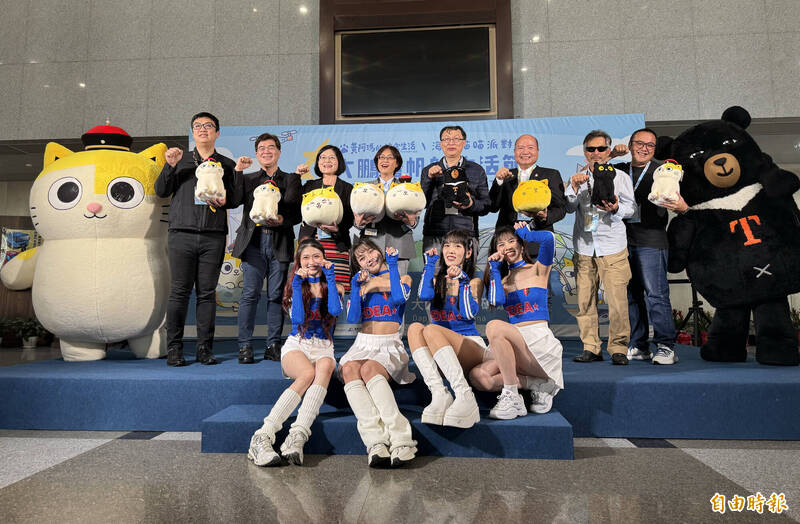 7米高「黃阿瑪」衝打卡人氣 大鵬灣帆船生活節拚1億產值 - 生活 - 自由時報電子報