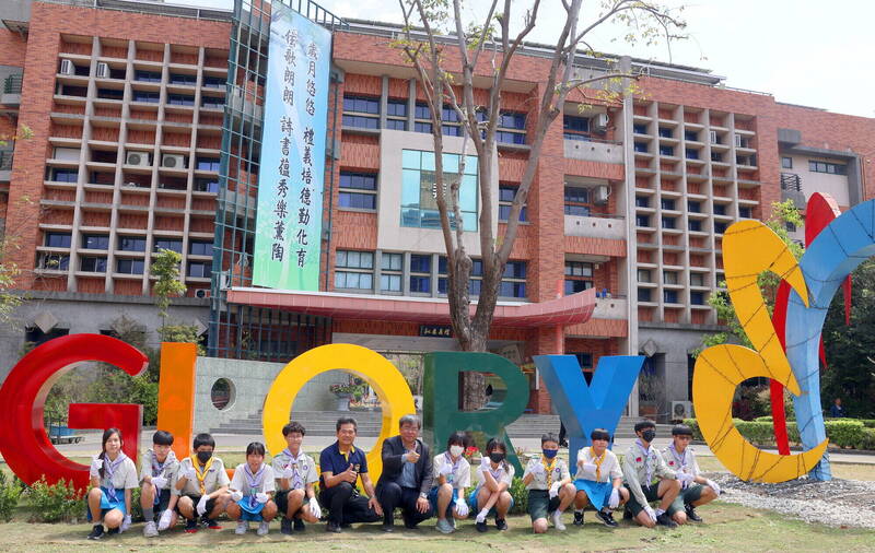 高雄三民國中畢業美展 「搏礙座」省思博愛座爭議 - 生活 - 自由時報電子報