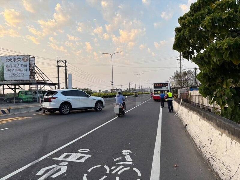 高雄公車省道追撞微電車  印尼籍女子卡車底OCHA - 社會 - 自由時報電子報