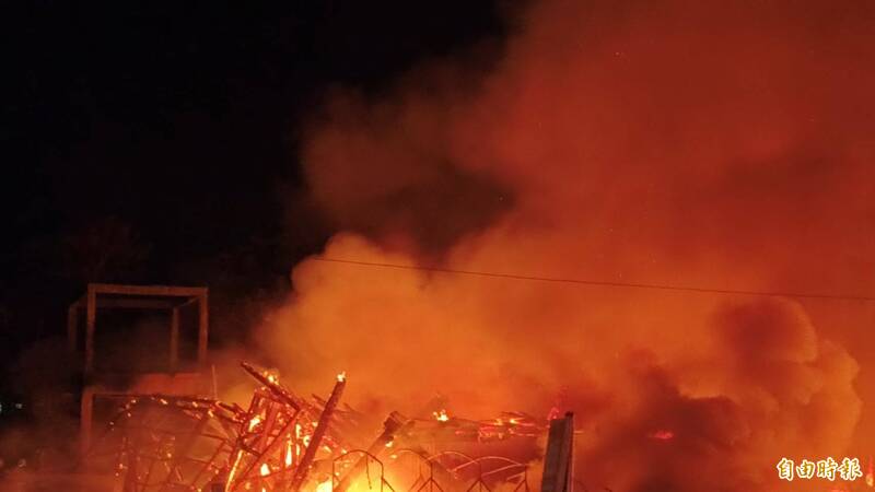 花蓮市建國路二段一間老木材廠今晚發生大火，現場檜木廠房付之一炬。（記者王錦義攝）