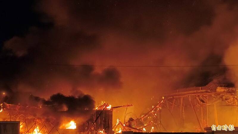 花蓮建國路老鋸木廠大火 百坪檜木廠房付之一炬 - 社會 - 自由時報電子報