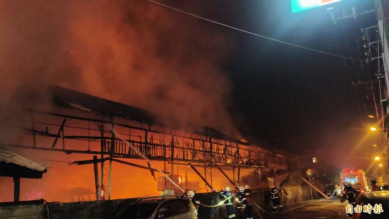 花蓮市建國路二段一間老木材廠今晚發生大火，現場檜木廠房付之一炬。（記者王錦義攝）