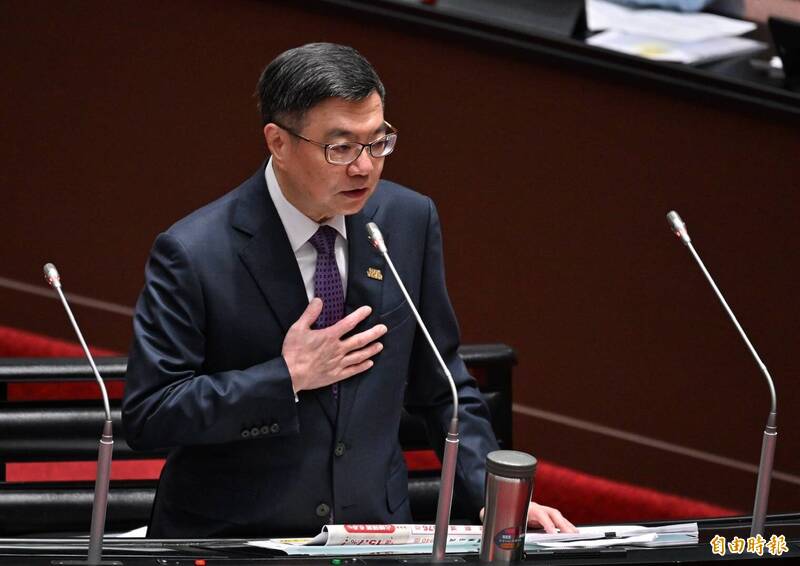 立法院今起處理總預算、財劃法修法覆議案,傅崐萁質詢時就台積電赴美投資一事嗆聲行政院長卓榮泰「什麼內閣阿?」,被卓榮泰反問:「你這樣講話是代表中央政府嗎?」(記者劉信德攝) 立法院今起處理總預算、財劃法修法覆議案,傅崐萁質詢時就台積電赴美投資一事嗆聲行政院長卓榮泰「什麼內閣阿?」,被卓榮泰反問:「你這樣講話是代表中央政府嗎?」(記者劉信德攝)