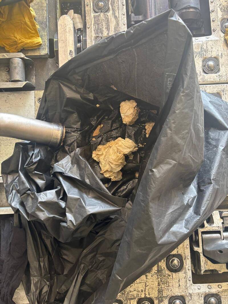 經過印度航空調查後,確認導致廁所故障的原因,是因為管線內塞滿布料和塑膠製品。(圖擷取自@VishnuNDTV 社群平台「X」) 經過印度航空調查後,確認導致廁所故障的原因,是因為管線內塞滿布料和塑膠製品。(圖擷取自@VishnuNDTV 社群平台「X」)