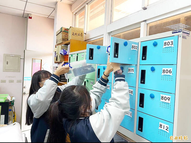 《TAIPEI TIMES》 Use of mobile devices to be forbidden in schools - 焦點 - 自由時報電子報