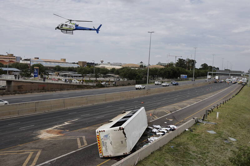 南非一輛公車在奧利弗·坦博國際機場鄰近道路翻覆，造成12人死亡。（歐新社）