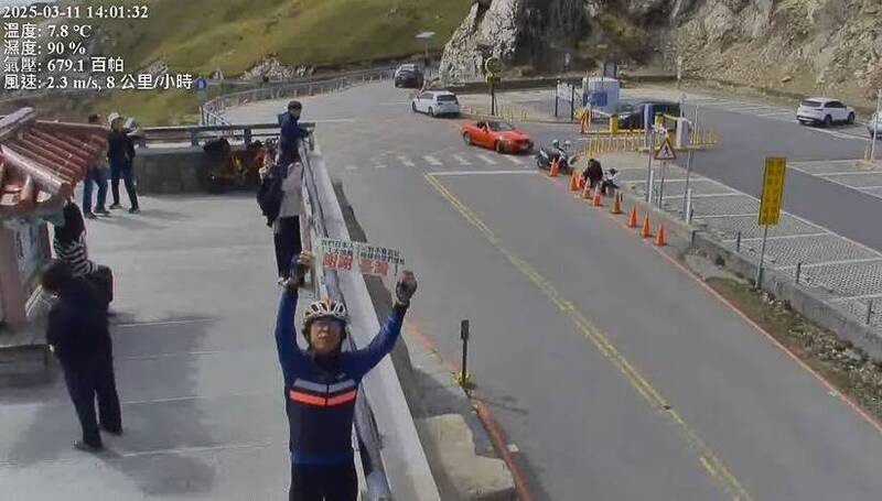 311大地震14週年!日本作家騎單車登武嶺「謝謝台灣」 - 生活 - 自由時報電子報