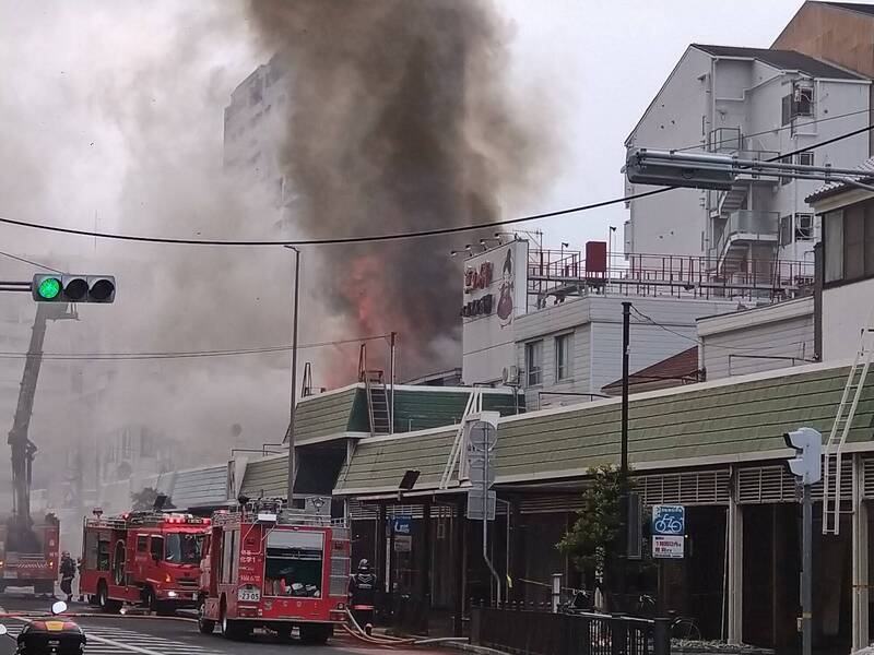 日本兵庫縣明石銀座商店街發生火災，現場濃煙直竄天際。（擷取自@ghfrtu1/X）