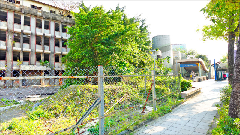 捷運永寧站旁的工業區土地透過都市計畫變更，將回饋公益設施，打造3700坪的新北青年專屬場館。（青年局提供）