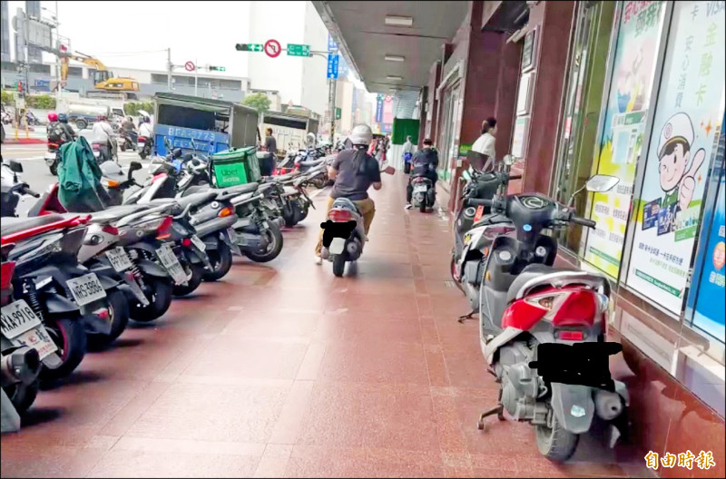 基隆騎樓開放停機車，機車卻騎進騎樓，人車爭道。（記者盧賢秀攝）