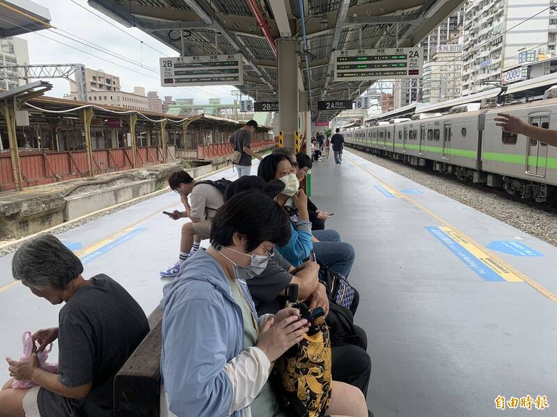 桃園市中壢車站今天上午11點02分因轉轍器受雷擊故障，出現號誌異常，影響延遲部分列車，11點45分已恢復正常。（資料照）