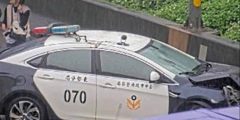 雷雨狂炸，台中市警察局警車國道撞護欄1人受傷。（取自1968APP）