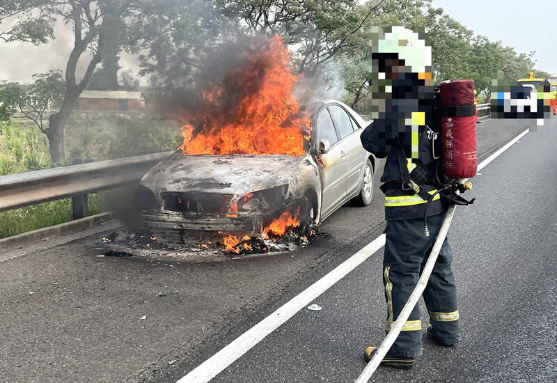 國1台南後壁路段今天（14日）上午發生火燒車，車上2人下車逃生。（民眾提供）