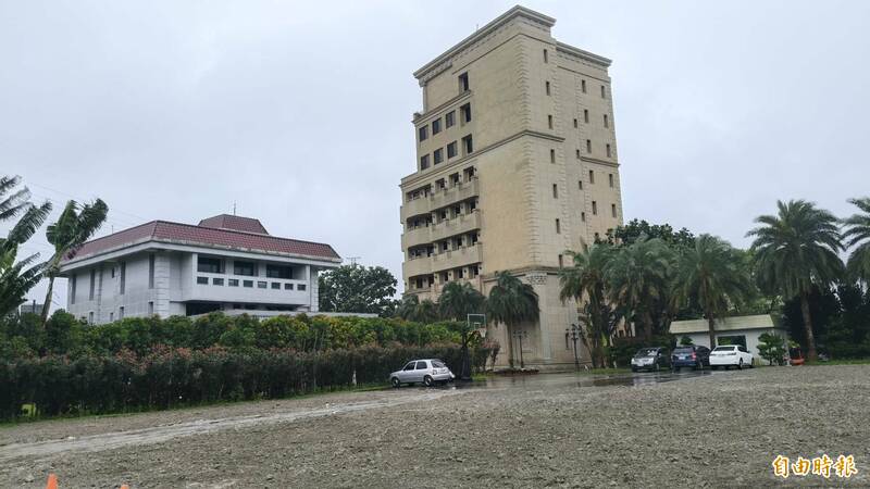被外界戲稱「九五至尊」的傅崐萁住處,在該地區一片農地當中,九層樓半極為突兀,也成為當地地標,紅色則為徐榛蔚的農舍,外面的農地已經刨除掉柏油,恢復農地。(記者王錦義攝) 被外界戲稱「九五至尊」的傅崐萁住處,在該地區一片農地當中,九層樓半極為突兀,也成為當地地標,紅色則為徐榛蔚的農舍,外面的農地已經刨除掉柏油,恢復農地。(記者王錦義攝)