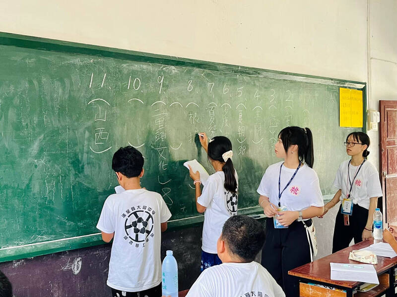元智大學程同學(右二)參與泰北志工團,教學當地學童華語文課程。(桃市府青年局提供) 元智大學程同學(右二)參與泰北志工團,教學當地學童華語文課程。(桃市府青年局提供)