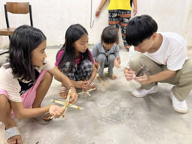 國際志工陪伴孩童製作童玩。(桃市府青年局提供) 國際志工陪伴孩童製作童玩。(桃市府青年局提供)