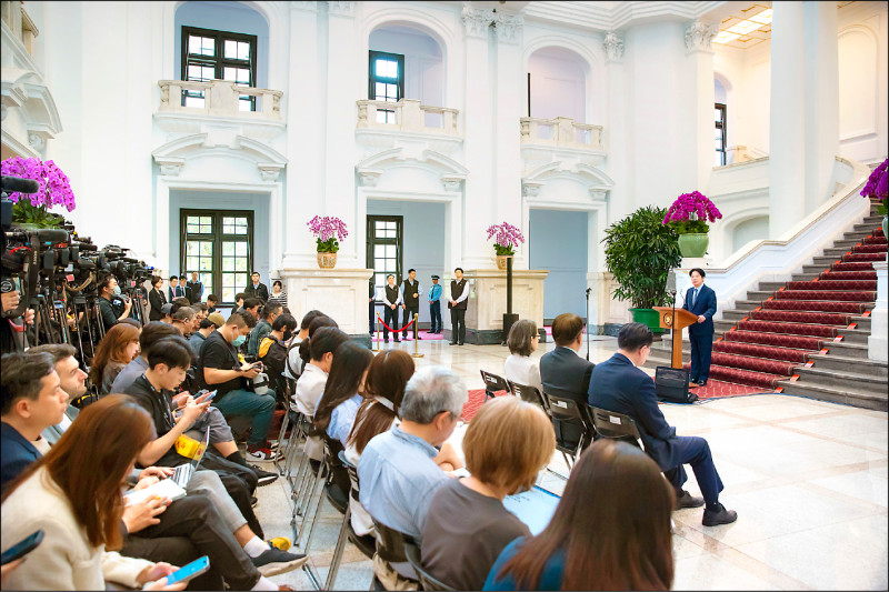 賴清德總統昨天宣示恢復軍事審判制度，立法院國民黨團質疑，民進黨政府一連串動作，讓台灣越來越像戰爭時期，賴越來越走向獨裁。圖為賴清德昨舉行記者會說明相關措施。（取自總統府官網）