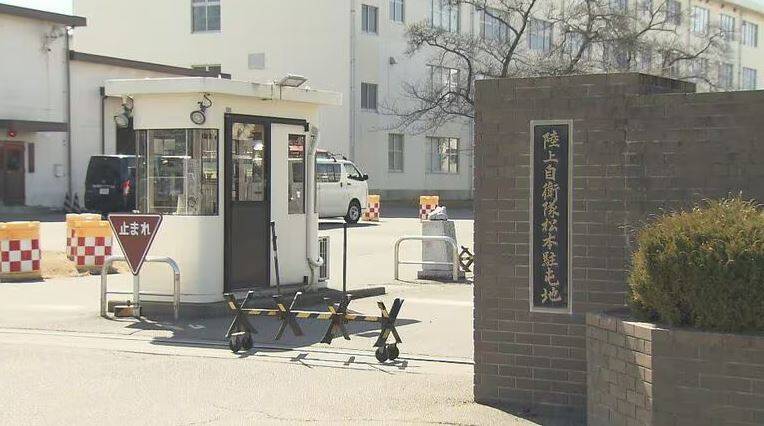 日本陸上自衛隊松本駐屯地發生機關槍掉落砸死人的事故。（擷取自社群平台「Ｘ」）