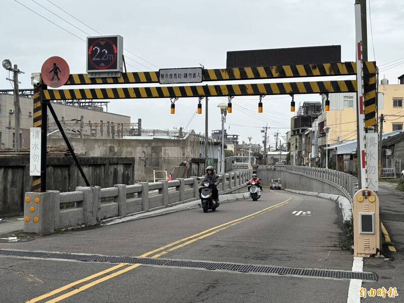 台中大甲區民生地下道車卡涵洞  增設垂吊鋼管改善