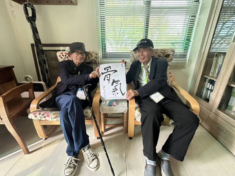 台灣文學國寶張良澤(右)與台語詩人陳明仁(左)一生為台灣文學而生的骨氣。 (台灣文學國家園區協進會提供) 台灣文學國寶張良澤(右)與台語詩人陳明仁(左)一生為台灣文學而生的骨氣。 (台灣文學國家園區協進會提供)