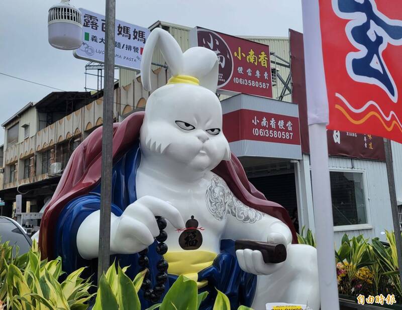 高逾2米的刺青巨兔坐花車遶境 民眾好奇問:什麼神? 高逾2米的刺青巨兔坐花車遶境 民眾好奇問:什麼神?
