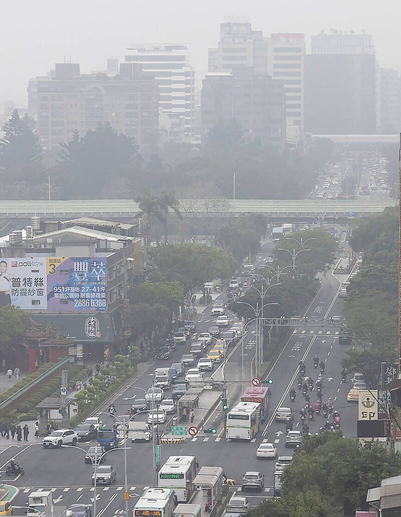 Buildings in Taipei are shrouded in haze on Feb. 27 due to poor air quality.
Photo: CNA
Buildings in Taipei are shrouded in haze on Feb. 27 due to poor air quality.
Photo: CNA