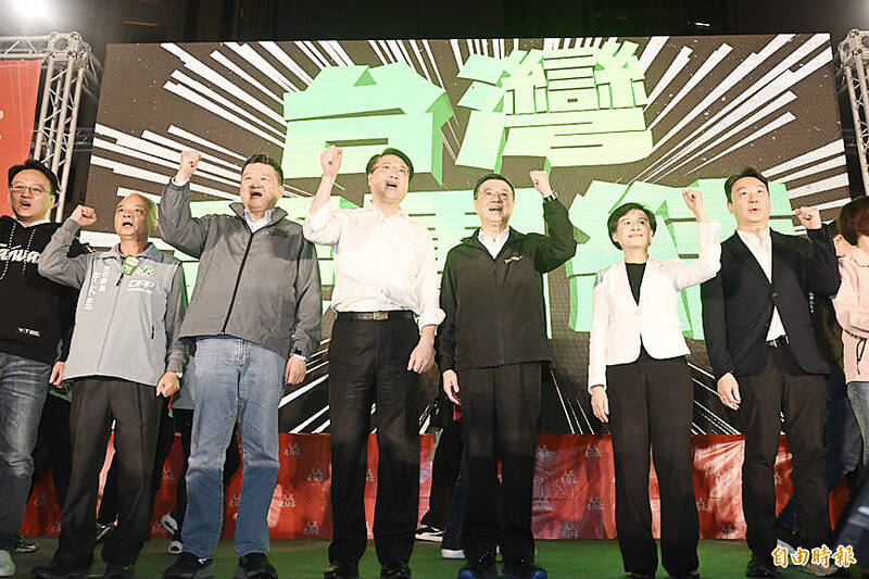 Premier Cho Jung-tai, center right, Democratic Progressive Party Secretary-General Lin Yu-chang, center left, along with other Cabinet officials gesture on stage during the first nationwide policy information session held in Taichung yesterday.
Photo: Liao Yao-tung, Taipei Times
Premier Cho Jung-tai, center right, Democratic Progressive Party Secretary-General Lin Yu-chang, center left, along with other Cabinet officials gesture on stage during the first nationwide policy information session held in Taichung yesterday.
Photo: Liao Yao-tung, Taipei Times