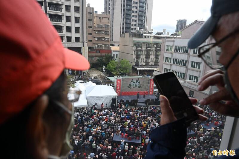 「人民是頭家」政策宣講會15日登場,首場開講從台中市出發,民眾高呼「國家要安全、台灣要向前」口號!(記者廖耀東攝) 「人民是頭家」政策宣講會15日登場,首場開講從台中市出發,民眾高呼「國家要安全、台灣要向前」口號!(記者廖耀東攝)
