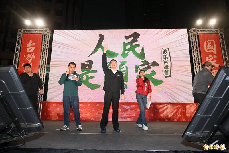 「人民是頭家」政策宣講會15日登場，首場開講從台中市出發，行政院長卓榮泰上台宣講時，將現場氣氛拉到最高點！（記者廖耀東攝）