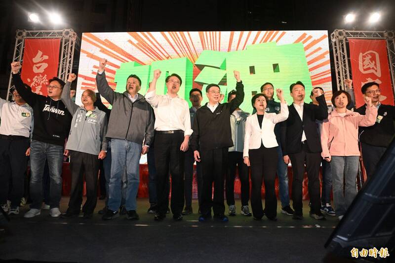 「人民是頭家」政策宣講會15日登場，首場開講從台中市出發，行政院長卓榮泰上台宣講，將現場氣氛拉到最高點！（記者廖耀東攝）
