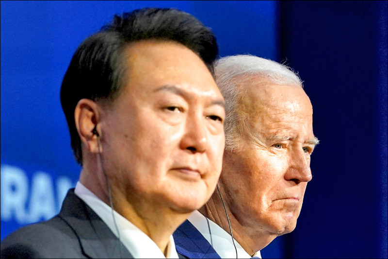 尹錫悅政府在前總統拜登任內建立穩固同盟關係，但在拜登卸任前夕遭列入「敏感國家」清單。圖為拜登與尹錫悅2023年11月出席舊金山APEC峰會印太經濟架構會議。（路透檔案照）