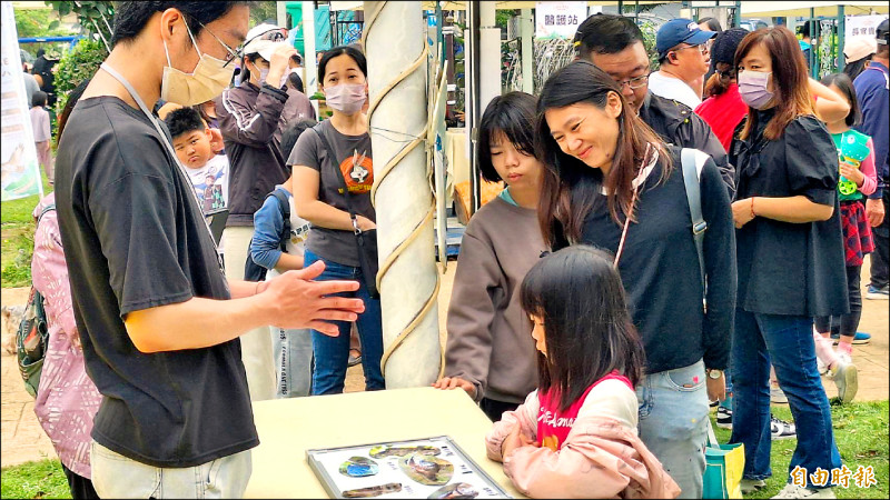 南投八卦山賞鷹季嘉年華,設置鳥類生態知識拼圖遊戲等闖關活動。(記者張協昇攝) 南投八卦山賞鷹季嘉年華,設置鳥類生態知識拼圖遊戲等闖關活動。(記者張協昇攝)
