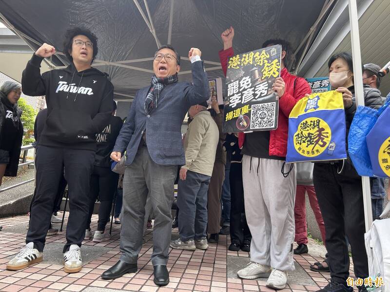 沈伯洋(左1)說,最常與中共來往的是國民黨,從頭到尾最大的受害者非國民黨莫屬,因此研究認知作戰在於「救回國民黨」。(記者劉詠韻攝) 沈伯洋(左1)說,最常與中共來往的是國民黨,從頭到尾最大的受害者非國民黨莫屬,因此研究認知作戰在於「救回國民黨」。(記者劉詠韻攝)