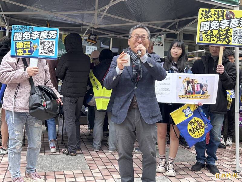 陳財能(前)演講時一度激動落淚。(記者劉詠韻攝) 陳財能(前)演講時一度激動落淚。(記者劉詠韻攝)