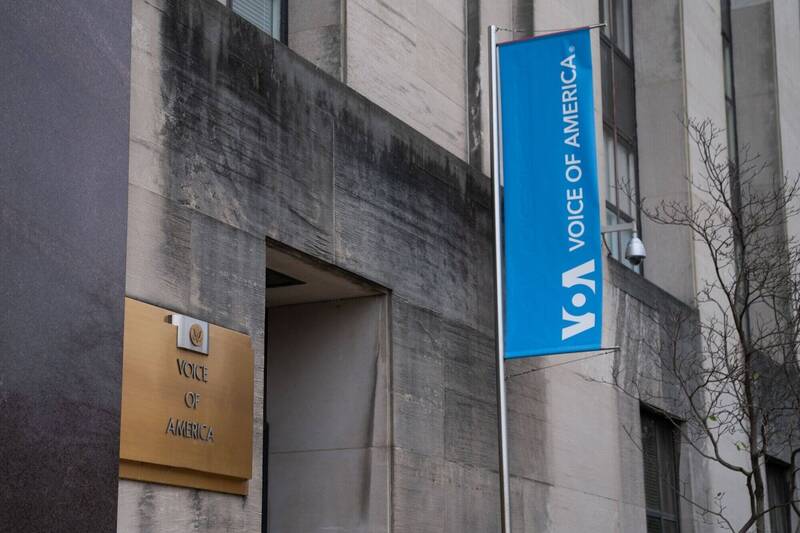 面對川普針對國營媒體「大瘦身」，《美國之音》台長阿布拉莫維茲表示，《美國之音》旗下1300名員工已被要求帶薪休假。（彭博）